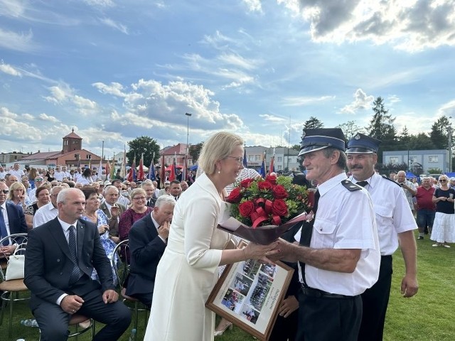 Minister Anna Moskwa podczas dożynek w Odrzywole dostała od strażaków pamiątkowe zdjęcia, dyplom i bukiet czerwonych róż.