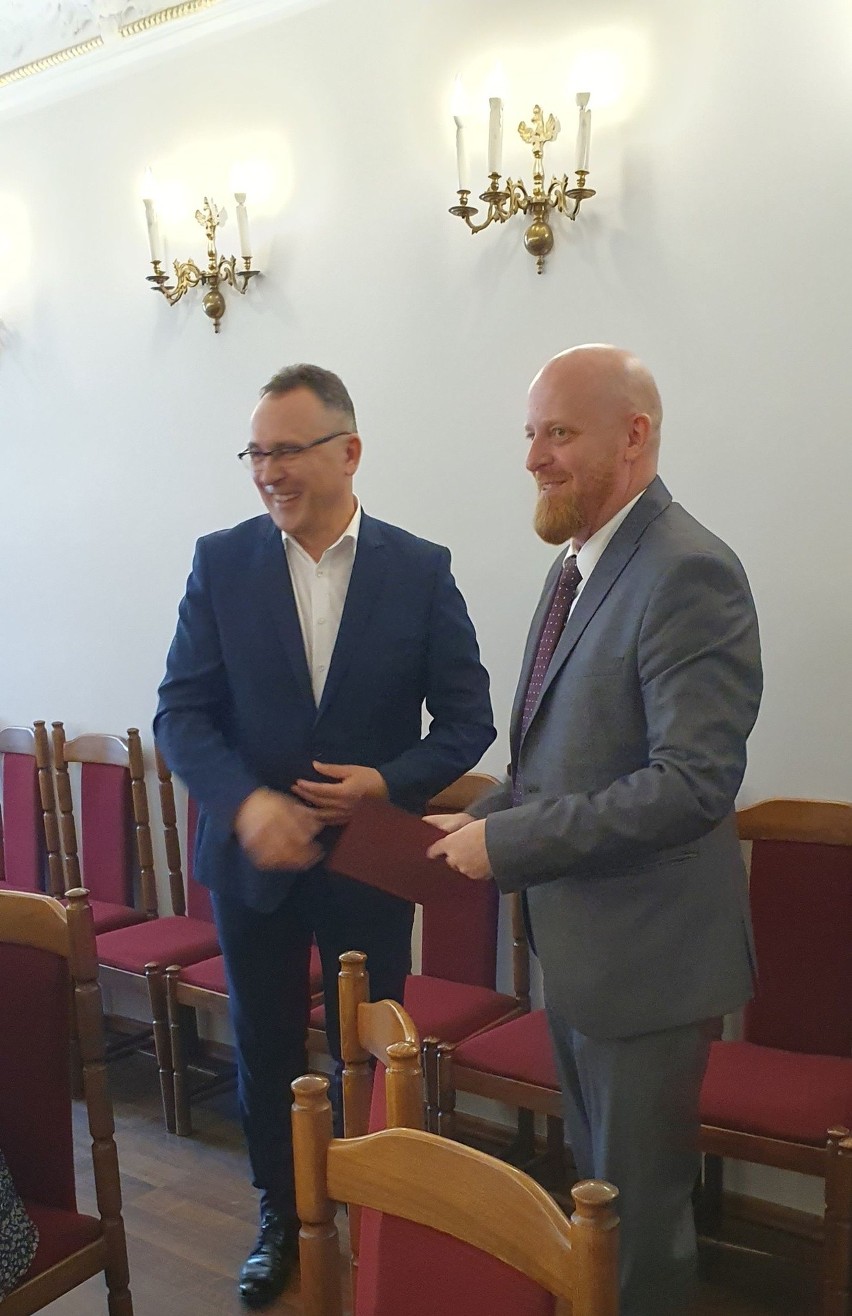 Burmistrz Przysuchy nagrodził wyróżniających się nauczycieli i dyrektorów placówek oświatowych