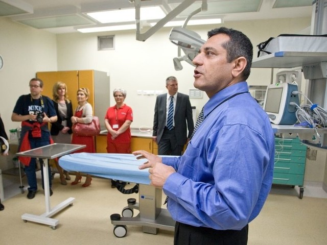 Dr Hakim Aurang prezentował SOR podczas oficjalnego otwarcia szpitala. Wtedy jeszcze nie wiedział o zbliżających się problemach. 