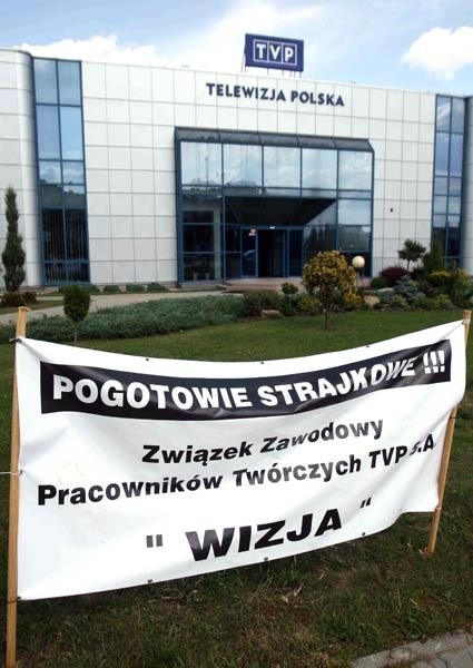 Związkowcy z rzeszowskiego oddziału telewizji zawiesili banery informujące, że trwa akcja protestacyjna. 