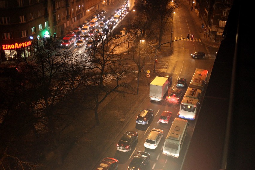 Nowe światła na al. Słowackiego. Kierowcy grzęzną w korkach, piesi się cieszą [WIDEO, ZDJĘCIA]