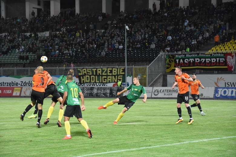 Chrobry Głogów - GKS Jastrzębie 0:0 RELACJA Kibice Chrobrego dopingowali zza płotu. Jastrzębianie z punktem z Głogowa