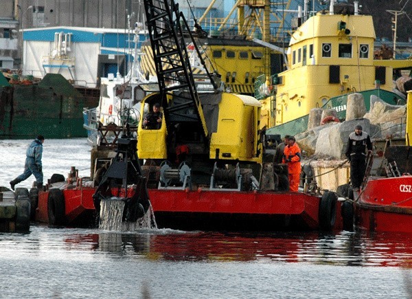 Pogłębianie portu rybackiego przy nabrzeżu remontowym potrwa do końca roku. 