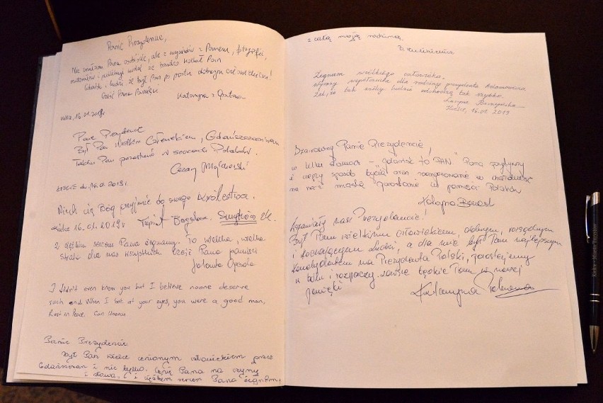 Kielczanie wpisują się do księgi kondolencyjnej dla prezydenta Gdańska Pawła Adamowicza. Zobacz wzruszające wpisy