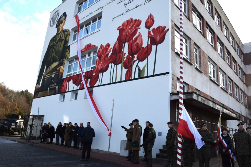 Uroczyste odsłonięcie muralu generała Maczka na ścianie...