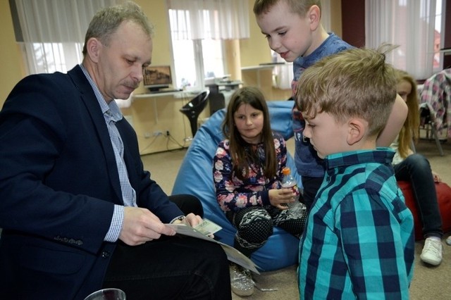 O pieniądzach prawie wszystko wie Adam Trzos. Dzieci chętnie słuchały o tym, jakie zabezpieczenia mają banknoty w  Polsce