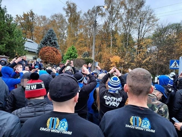 23.10.2021. Kibice Ruchu Chorzów przed stadionem Znicza Pruszków.Zobacz kolejne zdjęcia. Przesuwaj zdjęcia w prawo - naciśnij strzałkę lub przycisk NASTĘPNE