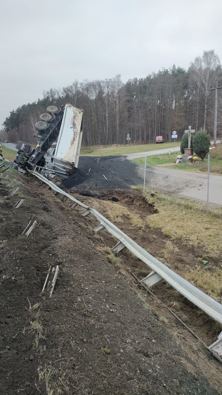 Groźny wypadek na trasie S7 w powiecie białobrzeskim. Samochód ciężarowy wjechał w bariery i przewrócił się
