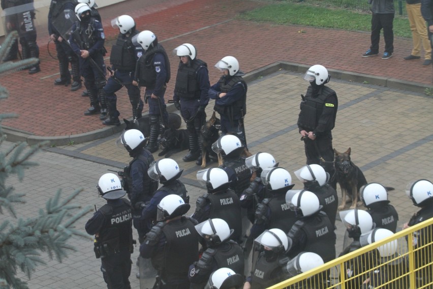 Sobotni mecz zabezpieczało 180 policjantów z całego regionu