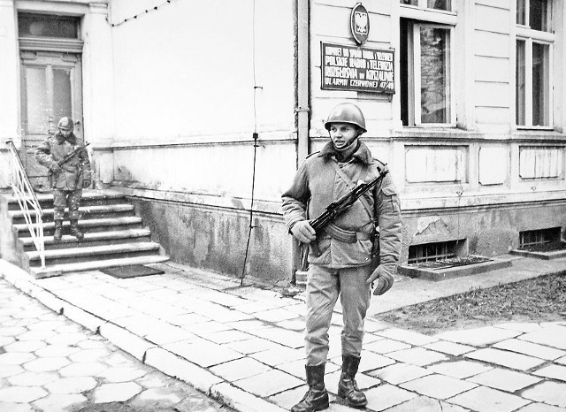 Żołnierze przed siedzibą Radia Koszalin. Pierwsze dni stanu wojennego.