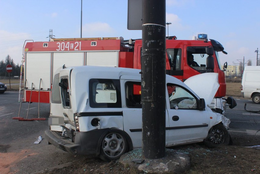 Groźny wypadek na rondzie Sybiraków. Dwie osoby zostały ranne [ZDJĘCIA+FILM]