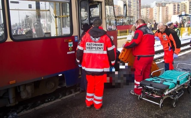 Ze wstępnych ustaleń wynika, że do zdarzenia doszło na przejściu dla pieszych przed przystankiem tramwajowym przy ulicy Andersa (na wysokości osiedla Bajka) w Fordonie.