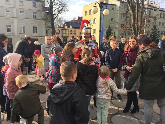 Parafia pw. Bożego Ciała w Oleśnie zorganizowała obchody dnia Św Marcina, upamiętniającego patrona żebraków i żołnierzy Marcina z Tours. Na uroczystości przyszły tłumy mieszkańców Olesna. Był również św. Marcin na koniu, można było zjeść pyszne rogale świętomarcińskie.