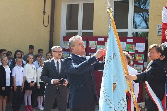 Wojewoda Mikołaj Bogdanowicz dekoruje sztandar szkoły 