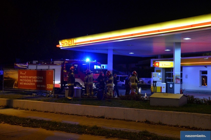 Groźnie na stacji benzynowej we Włocławku. Zapalił się zbiornik z gazem [zdjęcia]