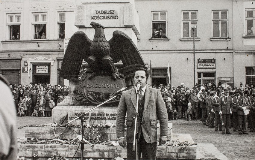 Antoni Kopaczewski przemawia przed pomnikiem Tadeusza...