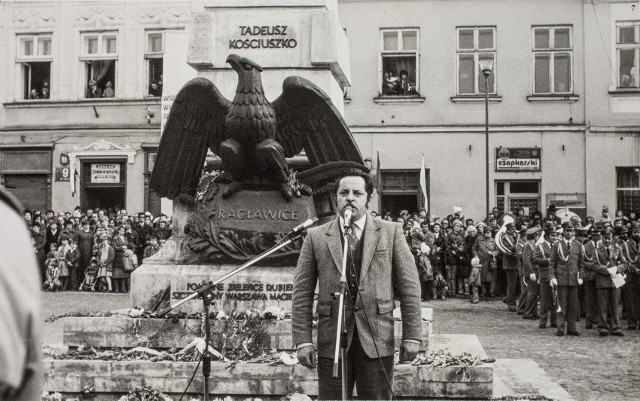 Antoni Kopaczewski przemawia przed pomnikiem Tadeusza Kościuszki podczas uroczystości 3-majowych. Rynek w Rzeszowie, 3 maja 1981 r.