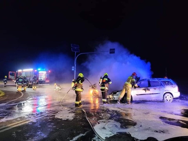 Samochody po zderzeniu na skrzyżowaniu w Rzeczniowie stanęły w płomieniach. Strażacy ugasili wraki.