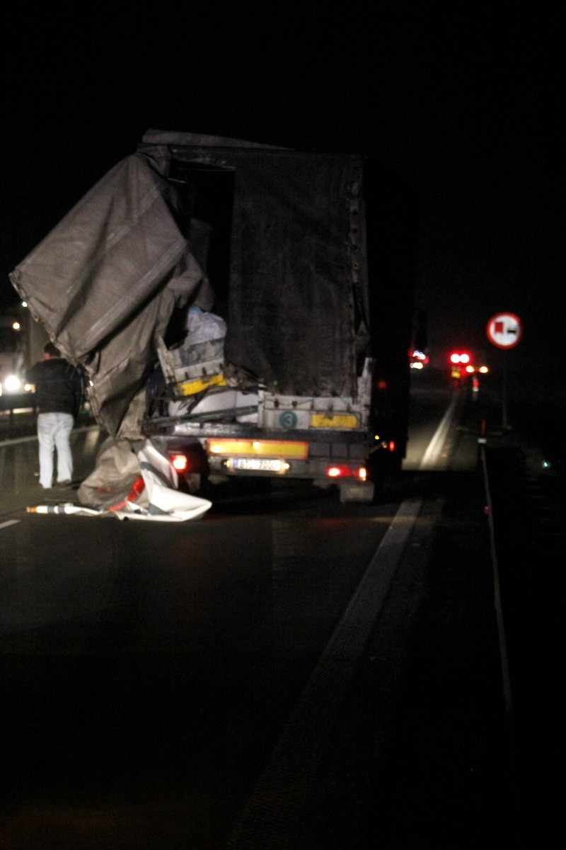 Wypadek na autostradzie A4. Zderzenie dwóch tirów, auto przebiło bariery (ZDJĘCIA)