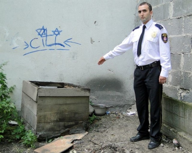 - W tym miejscu leżał zapomniany owczarek kaukaski &#8211; pokazuje Piotr Stępień, rzecznik prasowy Straży Miejskiej w Radomiu.