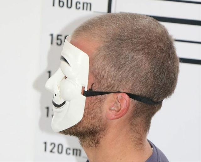 Przed kradzieżą recydywista założył maskę z filmu. Nie pomogła