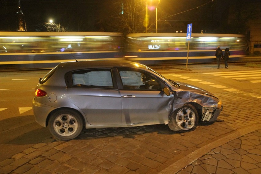 Po wypadku BMW zablokowało jezdnię, alfa romeo z urwanym kołem stanęła kilkaset metrów dalej