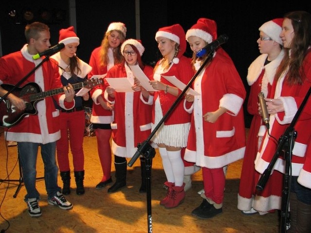 Wolontariusze przebrani za Mikołajów nie tylko przygotowali paczki, ale także zaśpiewali dzieciom
