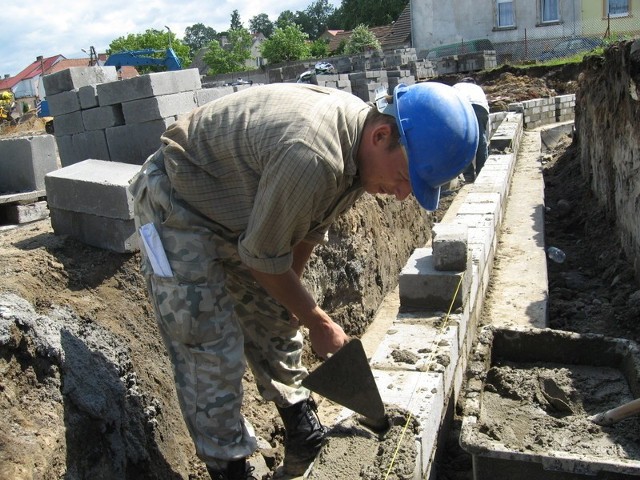 W tej chwili na budowie trwają prace podziemne. Za około półtora miesiące robotnicy przejdą do parteru. W czasie pracy Marcin Łapeta.