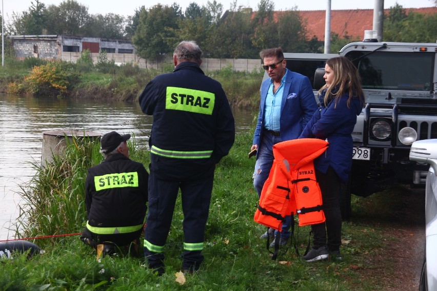 Detektyw Rutkowski z ekipą przeszukują stawy w Żorach