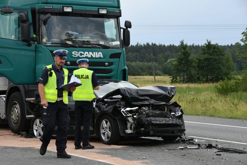 Wypadek na "74" w Kostomłotach koło Kielc. Zderzyły się cztery samochody! Dwie osoby ranne [WIDEO, ZDJĘCIA]