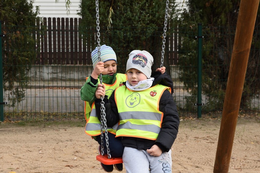 Plac zabaw, siłownia zewnętrzna, plus w stoliki do gry w...