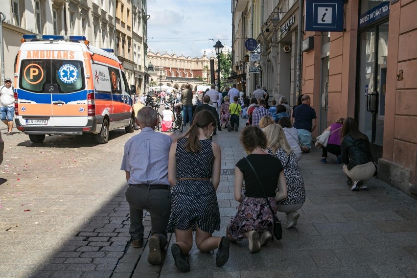 Rok temu, już w pandemii, centralna procesja w Krakowie...