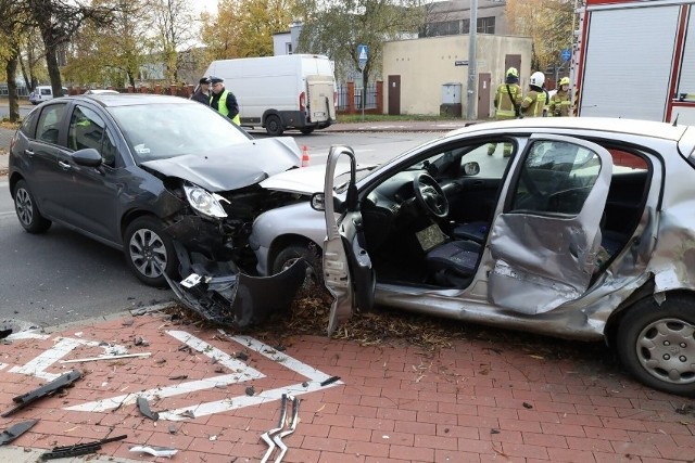 W wyniku zdarzenia dwie osoby zostały przetransportowane do szpitala. Więcej zdjęć --->