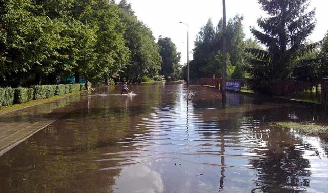 Przebojem na Antenę odwołane. Gigantyczna burza zalała amfiteatr, woda była do kolan. (nowe zdjęcia)