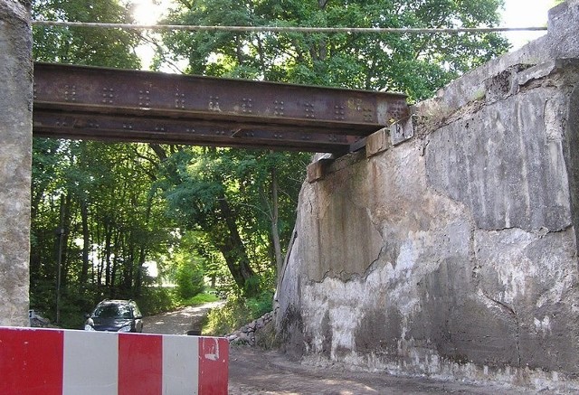 Remontowany wiadukt między Miastkiem a Kawczem.