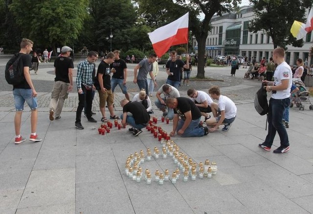 W poniedziałek, 1 sierpnia, o godzinie 17, zwanej godziną „W” przed Urzędem Miejskim w Radomiu Młodzież Wszechpolska i mieszkańcy Radomia uczcili bohaterstwo tych, którzy 72 lata temu walczyli w Powstaniu Warszawskim.