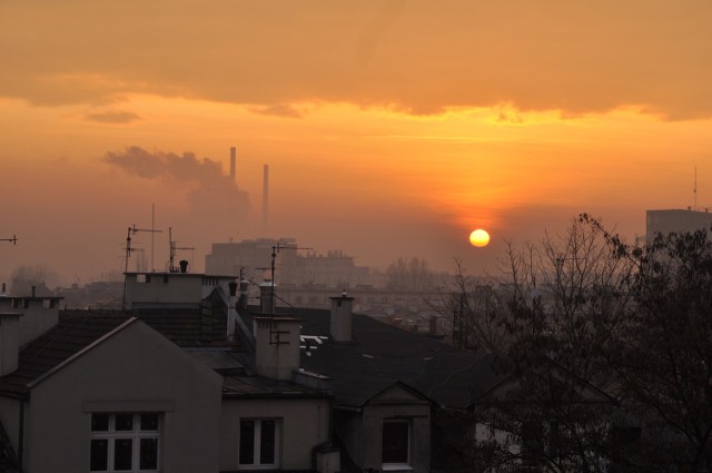 Widok dzisiejszego wschodu słońca nad miastem z godz. 7.39