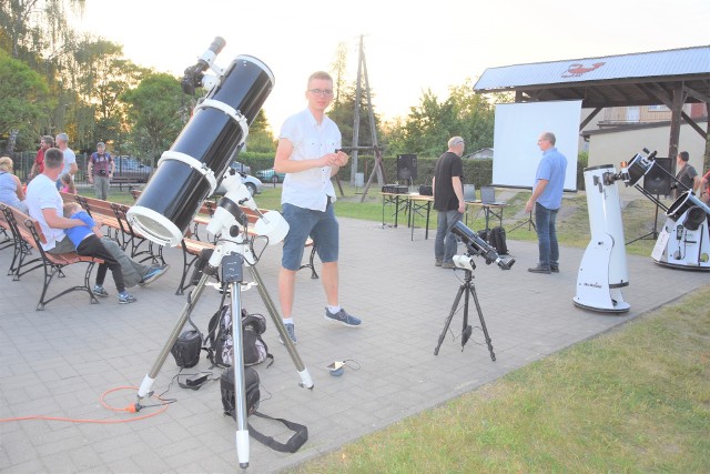 W ramach projektu „Pod wspólnym niebem” zaproszono mieszkańców Rynarzewa na plac pod Raczkiem na „Piknik astronomiczny”.  W programie m.in. obserwacje Księżyca i Jowisza  przez teleskop, pokazy zdjęć, a także prelekcja, na którą zaprosili mieszkańców pasjonaci z  Kujawsko-Pomorskiego Stowarzyszenia Astronomiczno -Ekologicznego. W organizację pikniku włączyły się także  lokalne stowarzyszenia: „Wspólna Gmina Szubin” oraz  Stowarzyszenie Inicjatyw Rozwoju Rynarzewa.  Osoby, które skorzystały z zaproszenia na pewno nie żałowały.Flash INFO, odcinek 13 - najważniejsze informacje z Kujaw i Pomorza.