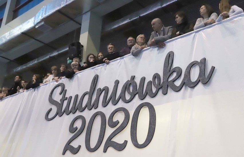 Studniówka 2020 w Liceum Ogólnokształcącym imienia Armii Krajowej w Białobrzegach. Wspaniały wystrój i tradycyjny polonez