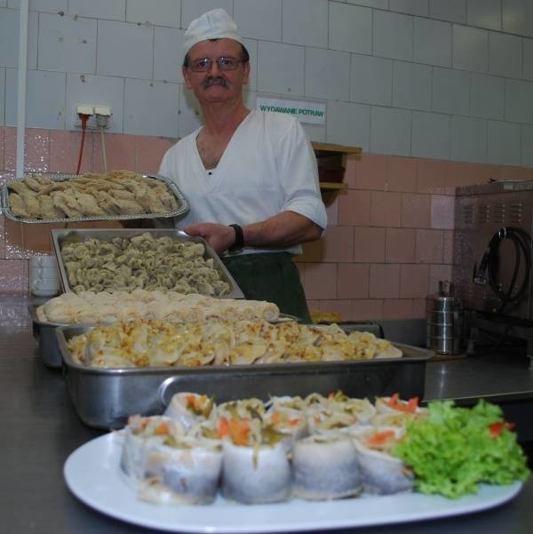 - Pierogi, uszka, ryby, krokiety są już gotowe - mówi Wiesław Litwa, szef kuchni w opolskim "Czardaszu".