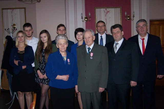 Jubilaci w otoczeniu rodziny oraz z przedstawicielami urzędu burmistrzem Wojciechem Głomskim który wręczył im medale.