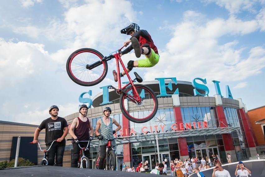 Katowice: latanie na rowerach przed Silesia City Center [ZDJĘCIA]