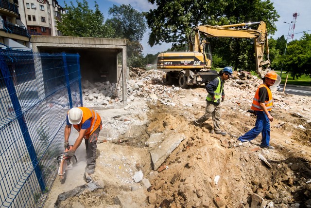 Wczoraj wyburzona została kamienica przy ul Kujawskiej 40 w Bydgoszczy. To kolejne działania mające na celu uporządkowanie terenu na przeciwko nowej galerii handlowej. Budynki są niszczone ze względu na plany miasta odnośnie rozbudowy ulicy Kujawskiej. Za trzy lata tędy będzie wiodła nowa linia tramwajowa. Jej budowa pochłonie ponad 200 mln zł.Pogoda na dzień (14.07.2016) | KUJAWSKO-POMORSKIETVN Meteo Active