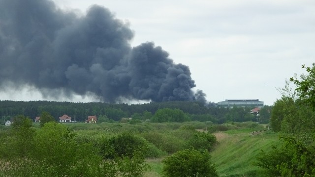 Pożar w sortowni odpadów w Paterku pod Nakłem wybuchł w niedzielę rano. Na miejsce skierowano 15 jednostek straży pożarnej. Akcję utrudniały kłęby czarnego, trującego dymu.Czarny dym widoczny był z bardzo dużej odległości. Jak powiedział nam oficer prasowy Komendanta Powiatowego PSP w Nakle nad Notecią kpt. Paweł Przybylski, na miejsce wysłano 11 zastępów gaśniczych i 4 zastępy specjalne. >> Najświeższe informacje z regionu, zdjęcia, wideo tylko na www.pomorska.pl 