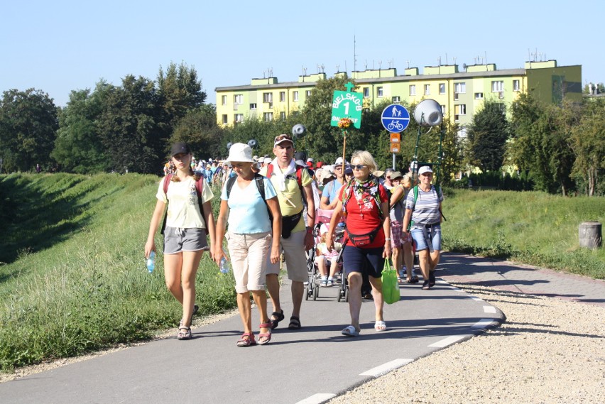 Oświęcimscy pątnicy w pięciu grupach z dekanatów:...