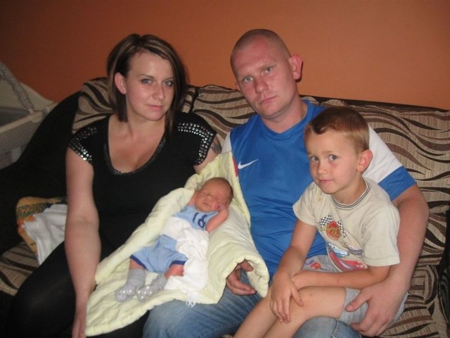 - To cud, że żyjemy i Emilek urodził się zdrowy - mówią Paulina i Adrian Knie. Na zdjęciu z dziećmi Emilem i Krystianem.