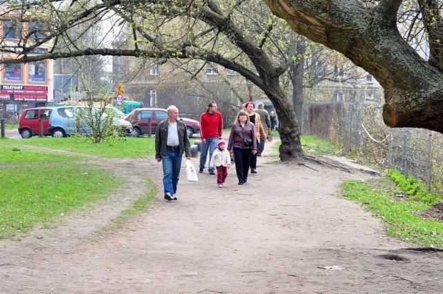 Codziennie z dzikiego przejścia do Biedronki przy ulicy Czystej korzysta wiele osób.