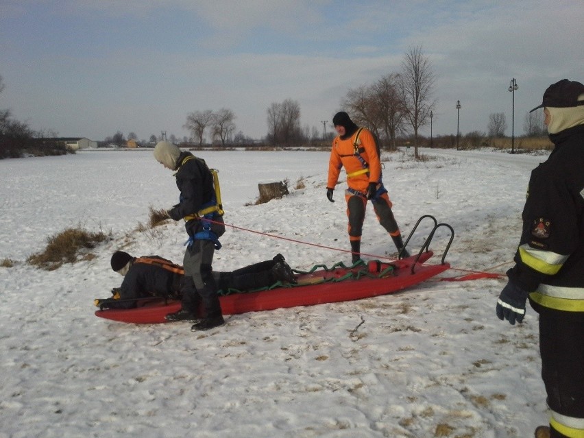 Strażacy ćwiczyli w Pińczowie na lodzie przed odwilżą