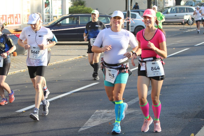 Zdjęcia z maratonu w Poznaniu 2018 - biegacze na pierwszym...