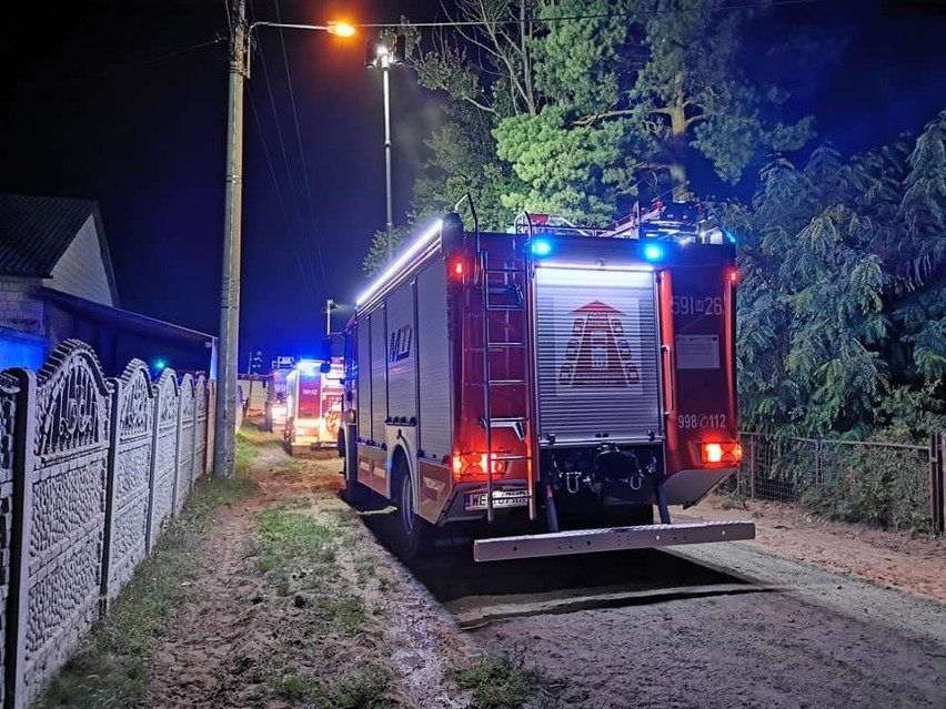Chorzele: Wybuch w budynku mieszkalnym w miejscowości Poścień-Wieś. Wezwano śmigłowiec LPR. Zdjęcia z akcji